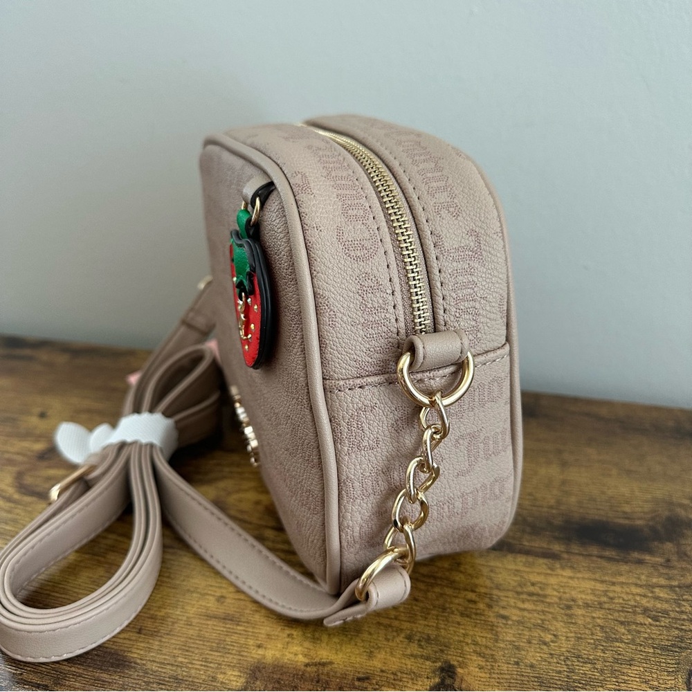 NWT Juicy Couture Freshly Picked Strawberry Camera Crossbody Bag Cafe Logo Dots - Picture 2 of 4